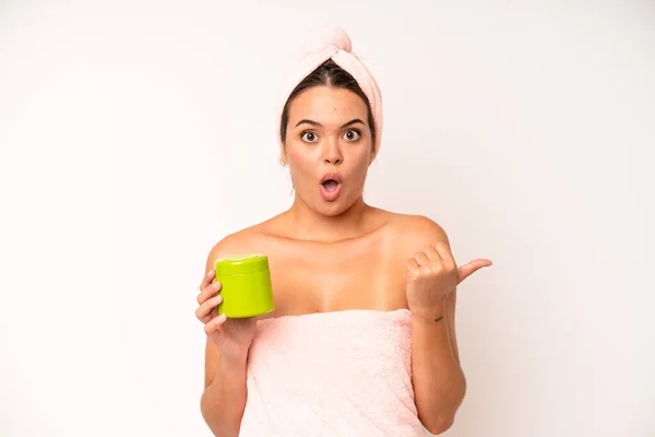Hispanic Pretty Woma Feeling Puzzled Confused Doubting Shower Hair Product — Stock Photo, Image