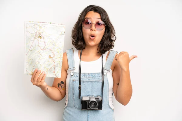 Hispanic Pretty Woma Looking Astonished Disbelief Tourist City Map Concept — Photo