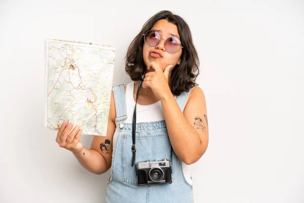 Hispanic Pretty Woma Thinking Feeling Doubtful Confused Tourist City Map — Zdjęcie stockowe