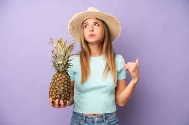 Oldukça beyaz bir kadın stresli, endişeli, yorgun ve hayal kırıklığına uğramış hissediyor. yaz ve ananas konsepti