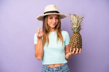 Kafkasyalı güzel bir kadın kapiş ya da para hareketi yapıyor, sana ödemeni söylüyor. yaz ve ananas konsepti