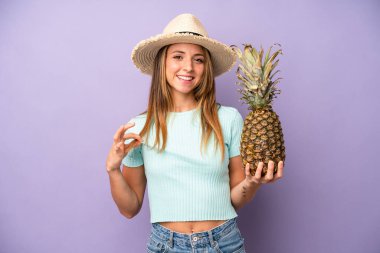 Kafkasyalı bir kadın kibirli, başarılı, pozitif ve gururlu görünüyor. yaz ve ananas konsepti