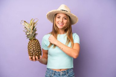 Kafkasyalı güzel bir kadın kendini mutlu hissediyor ve bir meydan okumayla yüzleşiyor ya da kutluyor. yaz ve ananas konsepti