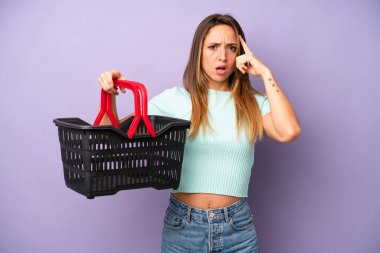 Kafkasyalı bir kadın şaşırmış görünüyor, yeni bir düşünce, fikir ya da konsept fark ediyor. boş alışveriş sepeti kavramı