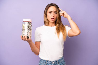 Kafkasyalı bir kadın şaşırmış görünüyor, yeni bir düşünce, fikir ya da konsept fark ediyor. Dolar tasarruf kavramı