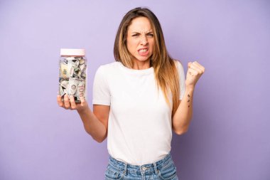 Kafkas bir kadın sinirli bir ifadeyle agresif bir şekilde bağırıyor. Dolar tasarruf kavramı