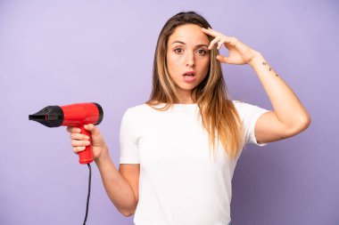 Kafkasyalı bir kadın şaşırmış görünüyor, yeni bir düşünce, fikir ya da konsept fark ediyor. saç kurutma makinesi konsepti