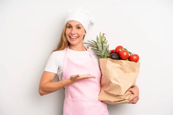 Pretty Caucasian Woman Smiling Cheerfully Feeling Happy Showing Concept Chef — ストック写真