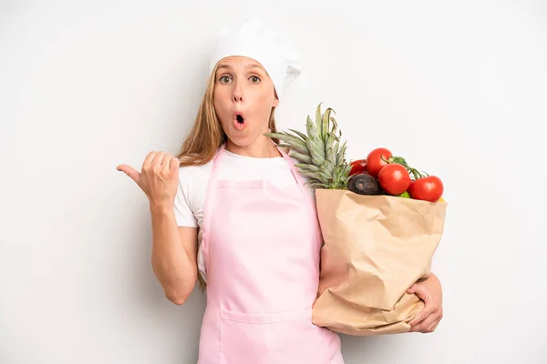 Pretty Caucasian Woman Looking Astonished Disbelief Chef Market Vegetables Bag — 스톡 사진