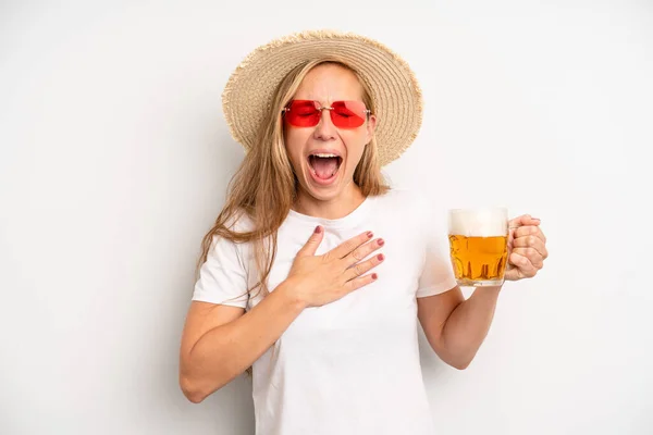 Pretty Caucasian Woman Laughing Out Loud Some Hilarious Joke Beer — Stockfoto