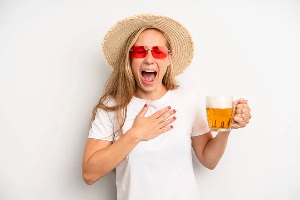 Pretty Caucasian Woman Laughing Out Loud Some Hilarious Joke Beer — Photo