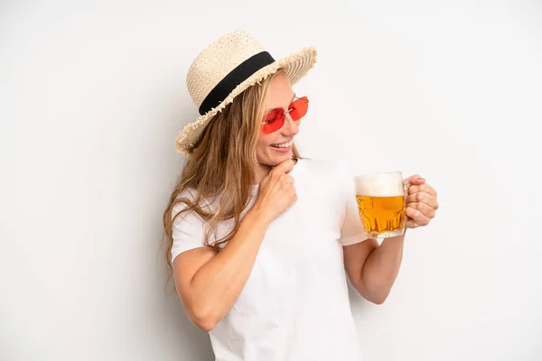 Pretty Caucasian Woman Smiling Happy Confident Expression Hand Chin Beer — 스톡 사진
