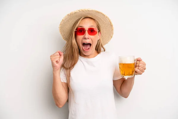 Pretty Caucasian Woman Feeling Shocked Laughing Celebrating Success Beer Pint — Stockfoto