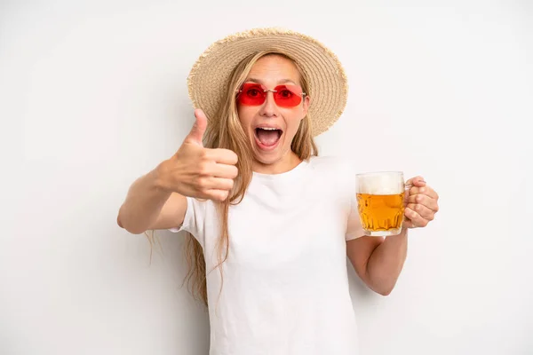 Pretty Caucasian Woman Feeling Proud Smiling Positively Thumbs Beer Pint — Stockfoto