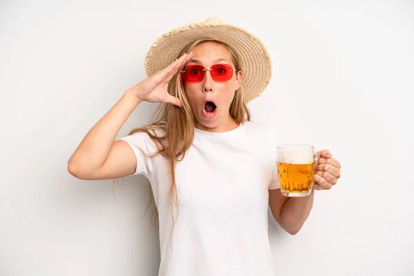 Pretty Caucasian Woman Looking Happy Astonished Surprised Beer Pint Concept — Stockfoto
