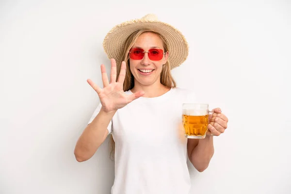 Pretty Caucasian Woman Smiling Looking Friendly Showing Number Five Beer — Stockfoto