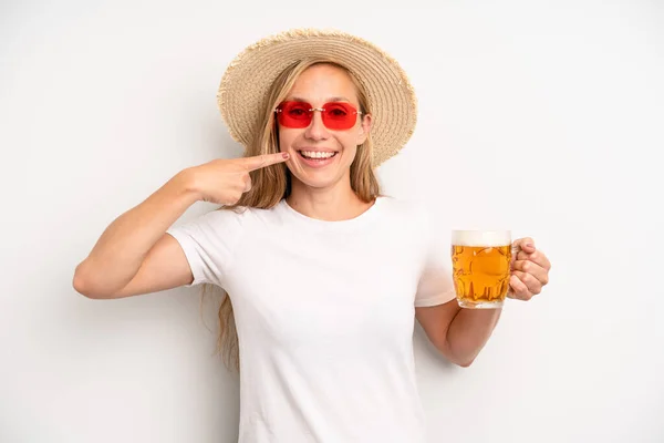 Güzel Beyaz Bir Kadın Kendi Gülüşünü Işaret Ediyor Bira Pint — Stok fotoğraf