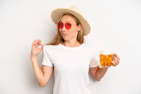 Pretty Caucasian Woman Looking Arrogant Successful Positive Proud Beer Pint — Photo