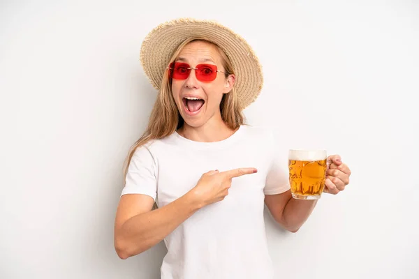 Pretty Caucasian Woman Looking Excited Surprised Pointing Side Beer Pint — Photo