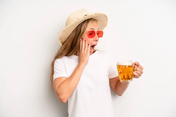 Pretty Caucasian Woman Feeling Happy Excited Surprised Beer Pint Concept — Photo