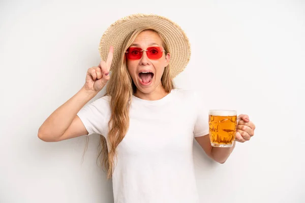 Pretty Caucasian Woman Feeling Happy Excited Genius Realizing Idea Beer — Stock Photo, Image