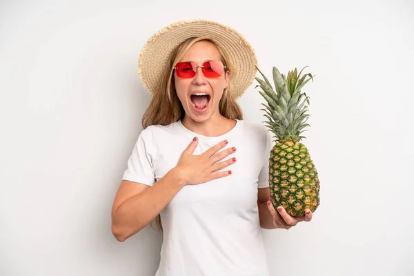 一个漂亮的高加索女人听到一个滑稽的笑话大声笑出来 暑假和菠萝概念 — 图库照片