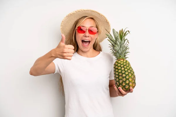 Pretty Caucasian Woman Feeling Proud Smiling Positively Thumbs Summer Holidays — Foto Stock