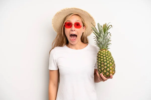 Pretty Caucasian Woman Looking Very Shocked Surprised Summer Holidays Pineapple — Photo