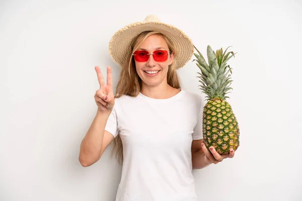 Pretty Caucasian Woman Smiling Looking Friendly Showing Number Two Summer — Foto de Stock