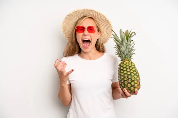 Pretty Caucasian Woman Looking Desperate Frustrated Stressed Summer Holidays Pineapple — Foto de Stock