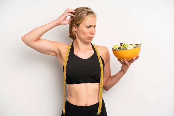 Pretty Caucasian Woman Feeling Puzzled Confused Scratching Head Salad Diet — Photo