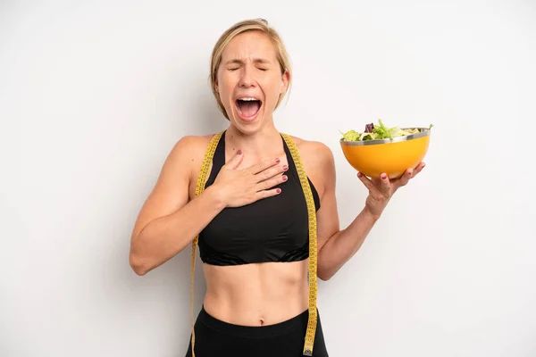 Pretty Caucasian Woman Laughing Out Loud Some Hilarious Joke Salad — Fotografie, imagine de stoc