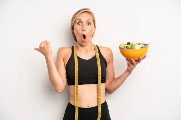 Vrij Blanke Vrouw Kijkt Verbaasd Ongeloof Salade Dieetconcept — Stockfoto
