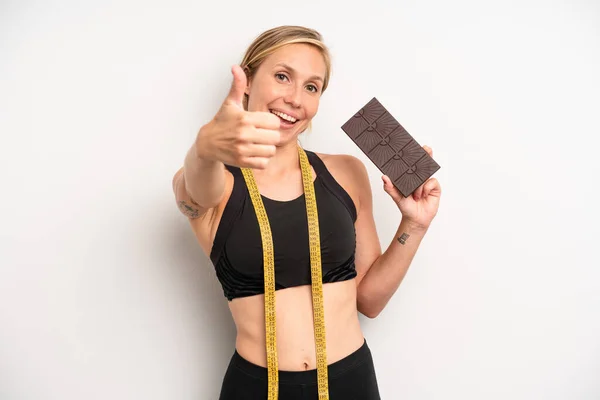 Güzel Beyaz Bir Kadın Gururlu Olumlu Gülümsüyor Çikolata Fitness Konsepti — Stok fotoğraf