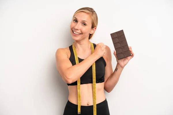 Pretty Caucasian Woman Feeling Happy Facing Challenge Celebrating Chocolate Fitness — Fotografia de Stock