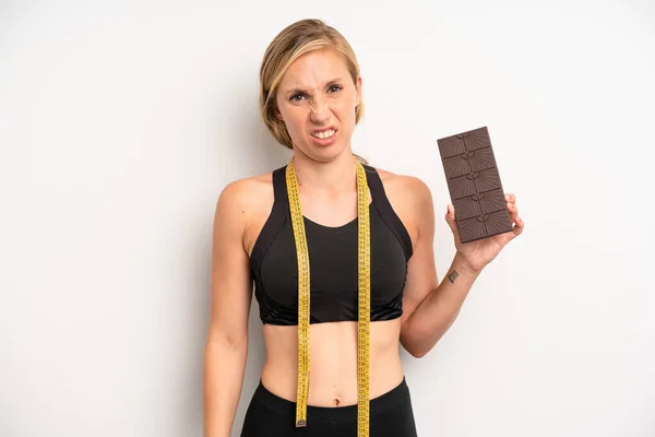 Kafası Karışmış Kafası Karışmış Beyaz Bir Kadın Çikolata Fitness Konsepti — Stok fotoğraf