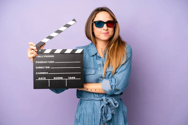 Pretty Caucasian Woman Shrugging Feeling Confused Uncertain Film Movie Concept — Stock Photo, Image