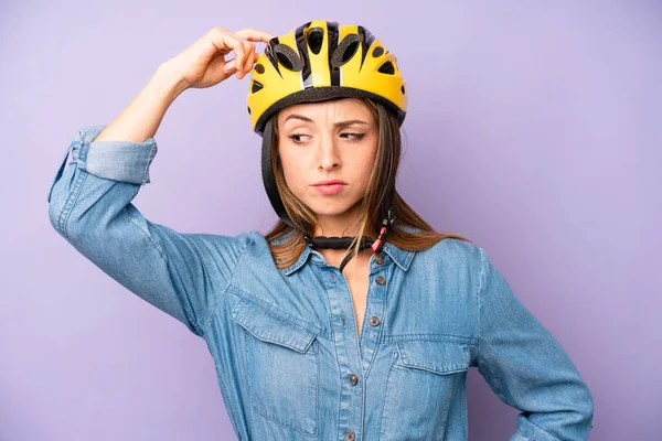 Pretty Caucasian Woman Feeling Puzzled Confused Scratching Head Bike Helmet — Stockfoto