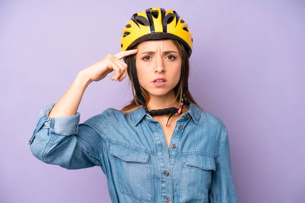 Pretty Caucasian Woman Feeling Confused Puzzled Showing You Insane Bike — Stock Photo, Image