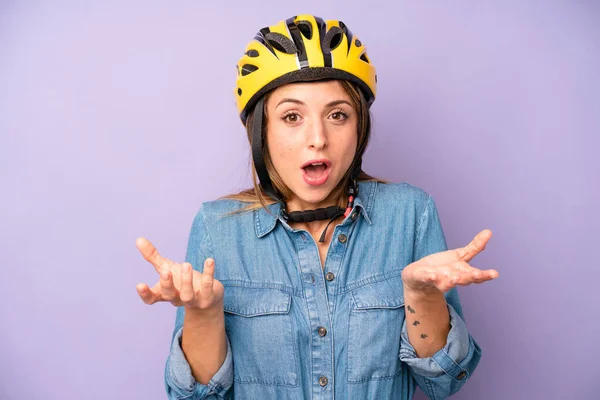 Pretty Caucasian Woman Amazed Shocked Astonished Unbelievable Surprise Bike Helmet — Foto Stock
