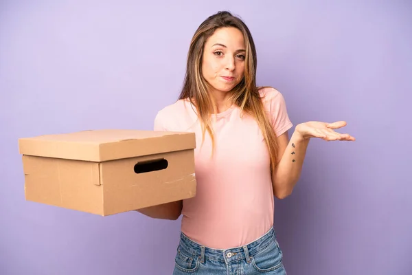 Pretty Caucasian Woman Feeling Puzzled Confused Doubting Cardboard Box Concept — Stock Photo, Image