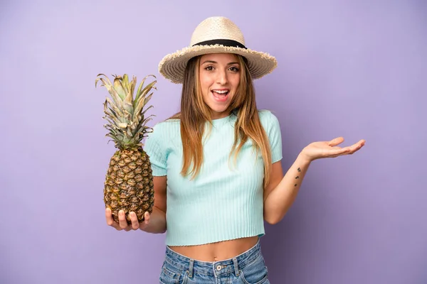 Pretty Caucasian Woman Feeling Happy Astonished Something Unbelievable Summer Pineapple — Foto de Stock