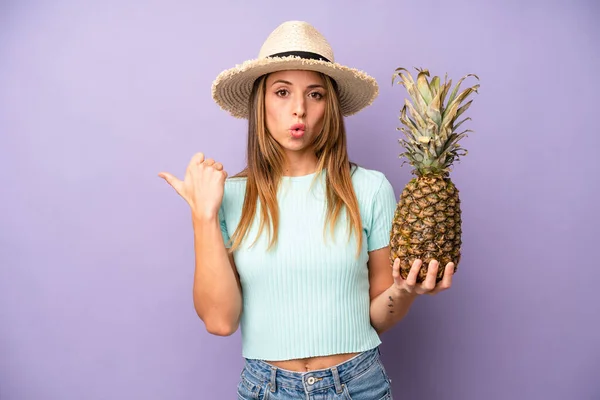 Pretty Caucasian Woman Looking Astonished Disbelief Summer Pineapple Concept — Stock Photo, Image