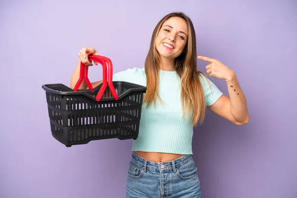 Vacker Kaukasisk Kvinna Ler Tryggt Pekar Egen Bred Leende Tom — Stockfoto