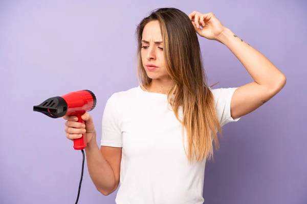 幸せそうな白人女性の白昼夢か疑問です ヘアドライヤーコンセプト — ストック写真