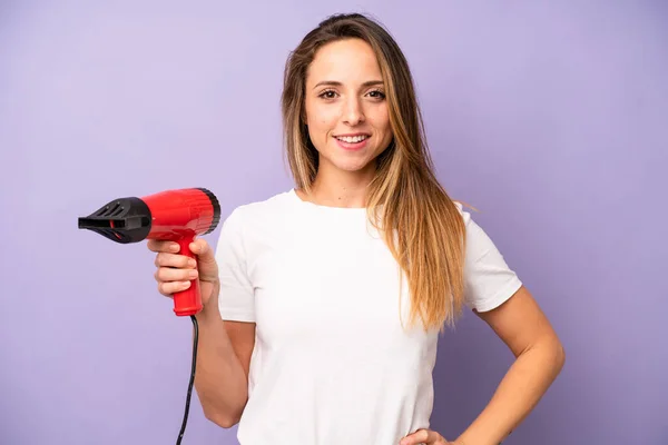 Pretty Caucasian Woman Smiling Happily Hand Hip Confident Hair Dryer — Stockfoto