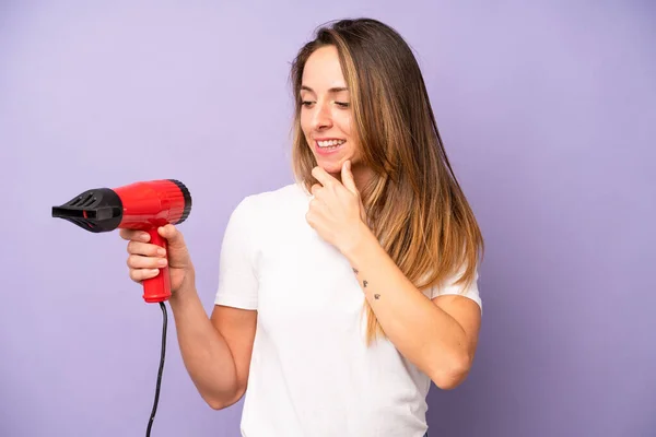 幸せそうな自信に満ちた表情で笑顔を見せる白人女性 ヘアドライヤーコンセプト — ストック写真