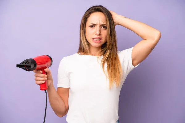 かなり原因の多い女性はストレスを感じ不安や恐怖を感じ手を頭にして ヘアドライヤーコンセプト — ストック写真