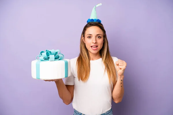 Pretty Caucasian Woman Feeling Shocked Laughing Celebrating Success Birthday Cake — Zdjęcie stockowe