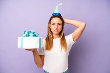 Kafkasyalı bir kadın stresli, endişeli ya da korkmuş, elleri başının üstünde. Doğum günü pastası konsepti